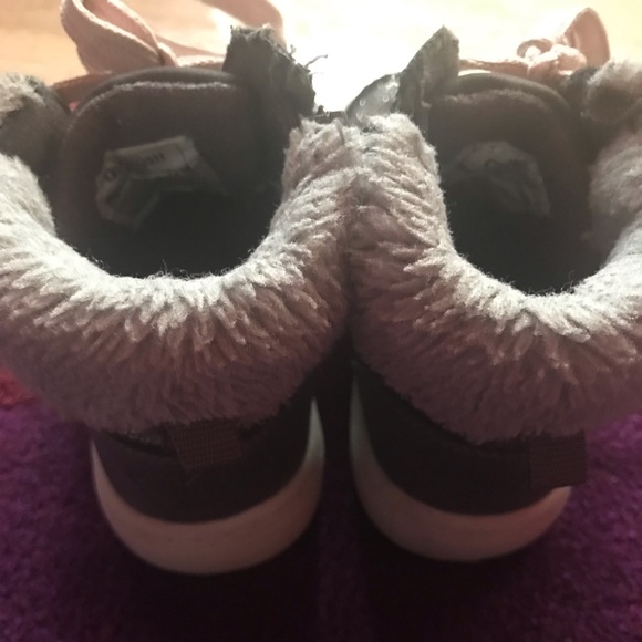 Little girls osh kosh fall/winter gym shoes size 7 - Picture 3 of 6